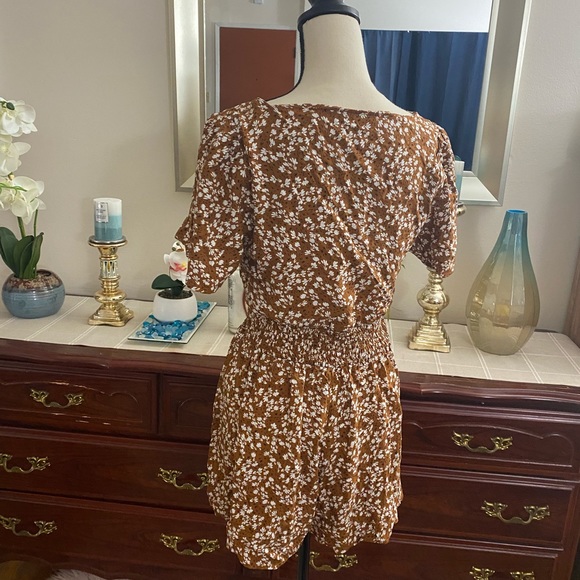 ❤️☀️NWOT WOMEN’s brown romper floral white printed☀️💕 - Picture 5 of 8